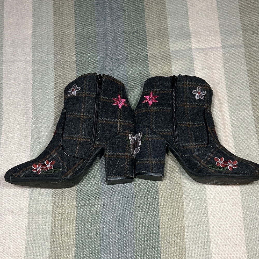 Indigo Road Juke Floral Embroidered Black Plaid Ankle Booties size 7
